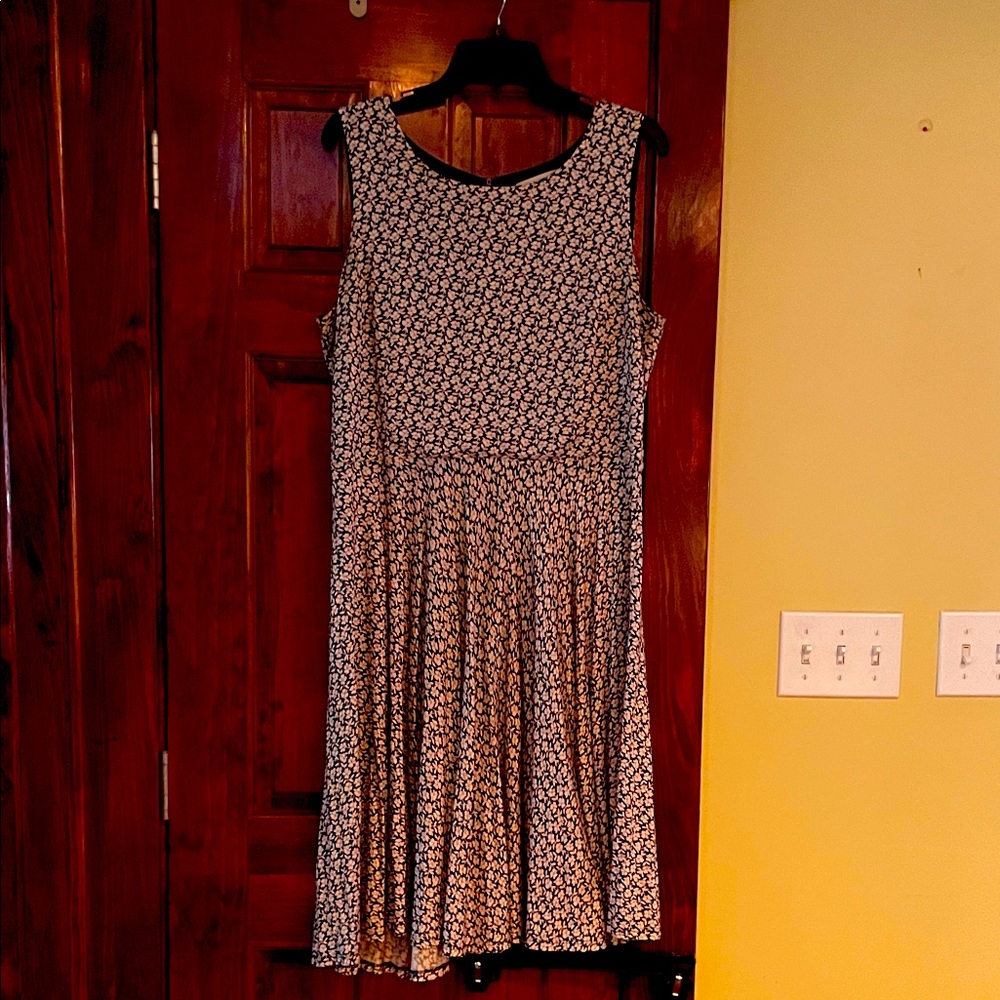 Elegant Black and White Sleeveless Dress